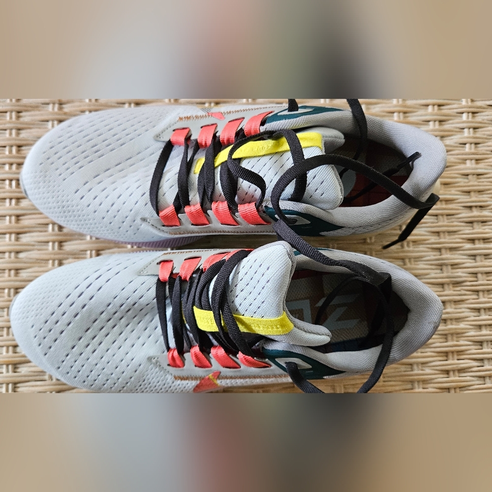 Nike Zoom Pegasus, size 8. Never worn!